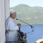 Papa Leão XIV chega a Castel Gandolfo para descanso e oração