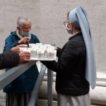Duchas no Vaticano: Iniciativa busca dignidade para moradores de rua