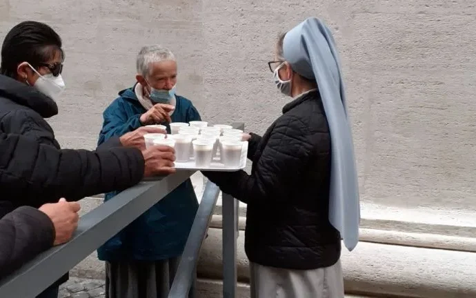 Duchas no Vaticano: Iniciativa busca dignidade para moradores de rua