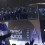 ARGENTINA DESFILA EM CARRO ABERTO APÓS DERROTA NA COPA