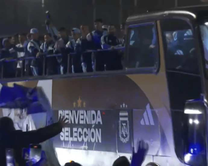 ARGENTINA DESFILA EM CARRO ABERTO APÓS DERROTA NA COPA ARGENTINA DESFILA EM CARRO ABERTO APÓS DERROTA NA COPA