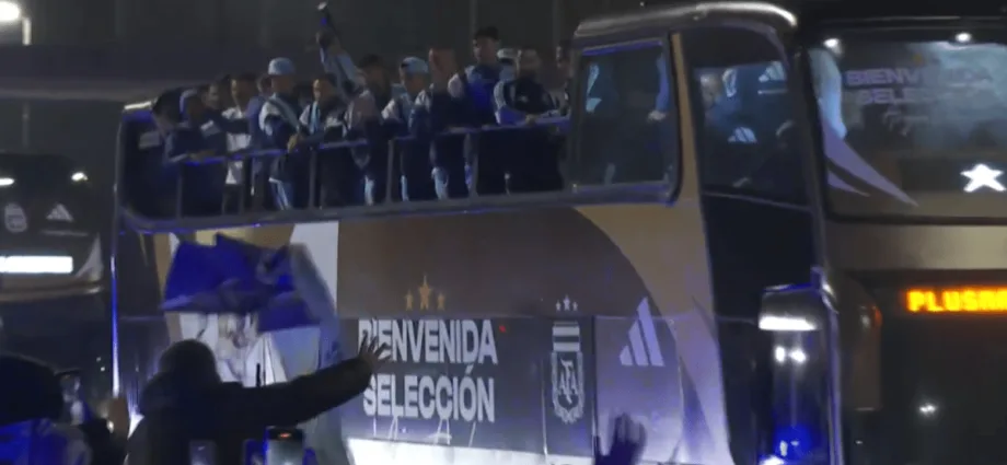 ARGENTINA DESFILA EM CARRO ABERTO APÓS DERROTA NA COPA