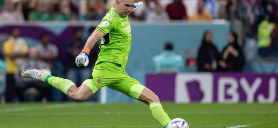 DIBU MARTÍNEZ PODE ATINGIR MARCA HISTÓRICA PELA ARGENTINA CONTRA INGLATERRA