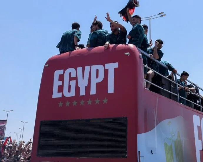 EMPRESÁRIO PRESENTEIA DELEGAÇÃO DO EGITO COM CARROS DE LUXO