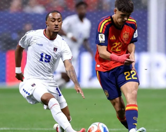 ZAGUEIRO DA ESPANHA AFIRMA NÃO TER MEDO DE MBAPPÉ: "NÃO ME ASSUSTA"