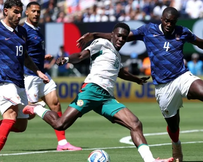 COPA: FRANÇA TEM ZAGUEIROS FORA DE TREINO ANTES DA SEMI CONTRA A ESPANHA COPA: FRANÇA TEM ZAGUEIROS FORA DE TREINO ANTES DA SEMI CONTRA A ESPANHA