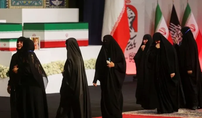 Iranianos Realizam Cortejo Fúnebre e Pedem Vingança Contra Trump Iranianos Realizam Cortejo Fúnebre e Pedem Vingança Contra Trump