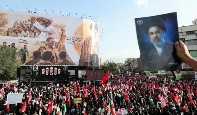 Multidão se despede do aiatolá Ali Khamenei em Teerã