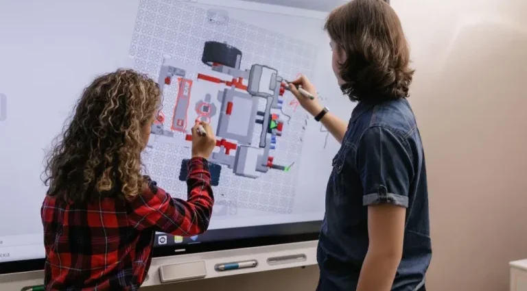 O Papel da Tecnologia na Educação Moderna: Uma Necessidade Estratégica
