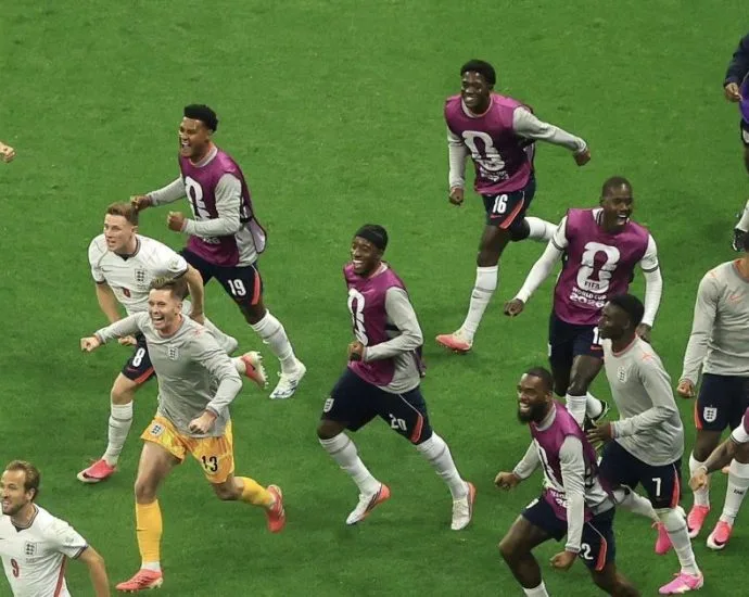 MEIA SOFRE LESÃO GRAVE EM COMEMORAÇÃO DA INGLATERRA NA COPA MEIA SOFRE LESÃO GRAVE EM COMEMORAÇÃO DA INGLATERRA NA COPA