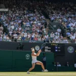 Linda Noskova avança para semifinal inédita em Wimbledon ao vencer Elise Mertens