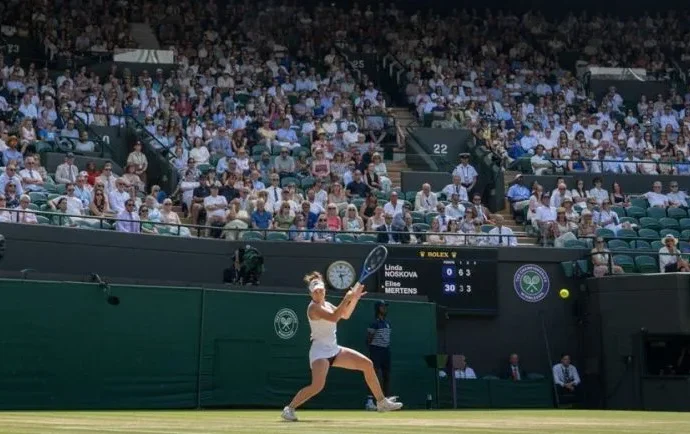 Linda Noskova avança para semifinal inédita em Wimbledon ao vencer Elise Mertens Linda Noskova avança para semifinal inédita em Wimbledon ao vencer Elise Mertens