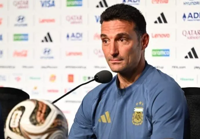 SCALONI EXALTA VIRADAS DA ARGENTINA NA COPA: "SENTIMOS O CHEIRO DE SANGUE"