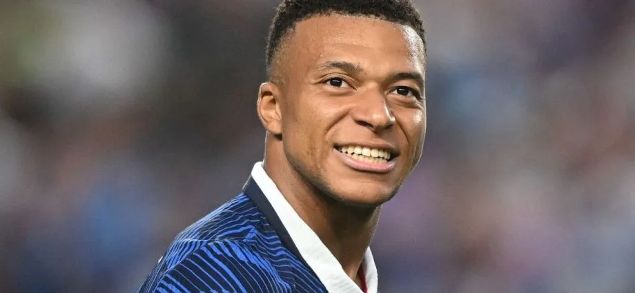 SENADORA DO PARAGUAI AMEAÇA PROCESSAR MBAPPÉ E CITA PRISÃO DE RONALDINHO