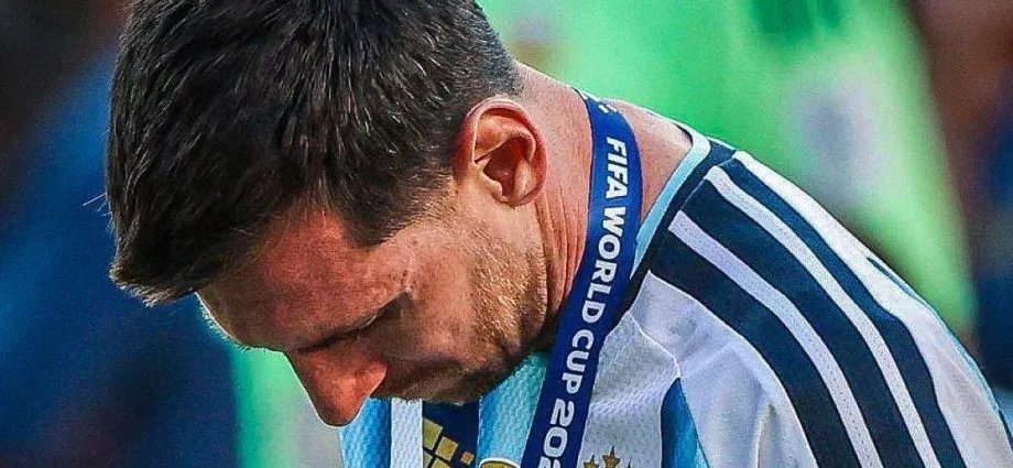 APÓS VICE, MESSI NÃO RETORNA COM DELEGAÇÃO DA ARGENTINA PARA BUENOS AIRES