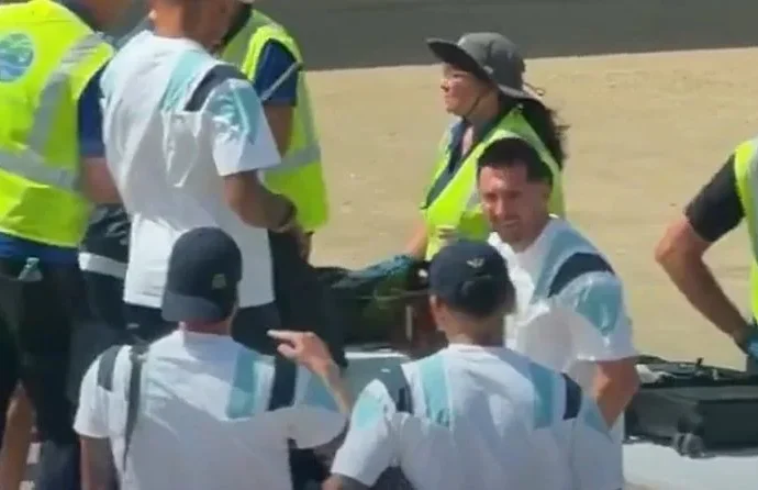 Momento de descontração de Messi em aeroporto repercute nas redes sociais