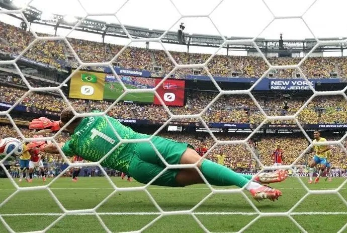 BRUNO GUIMARÃES DESPERDIÇA PÊNALTI PELO BRASIL CONTRA A NORUEGA