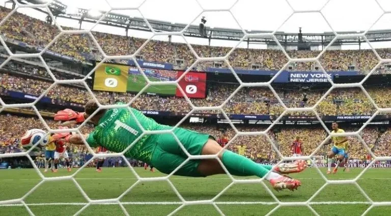 Bruno Guimarães perde pênalti histórico em jogo do Brasil na Copa contra a Noruega