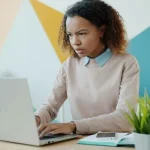 Brasileiros gastam 52 anos da vida conectados à internet, aponta pesquisa