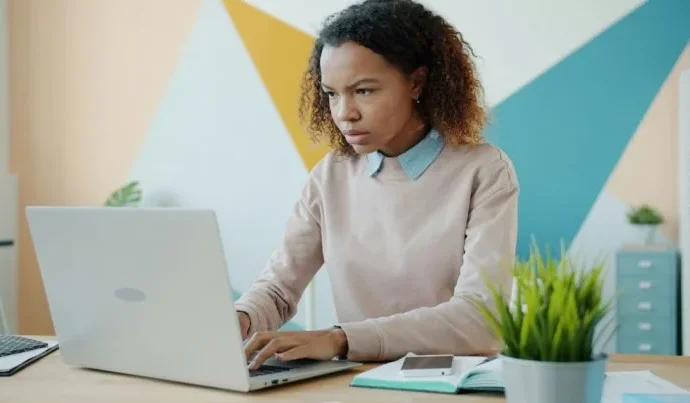 Brasileiros gastam 52 anos da vida conectados à internet, aponta pesquisa