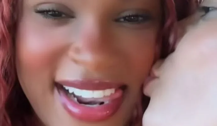 Rebeca Andrade compartilha momento carinhoso com amiga e interage com fãs nas redes sociais