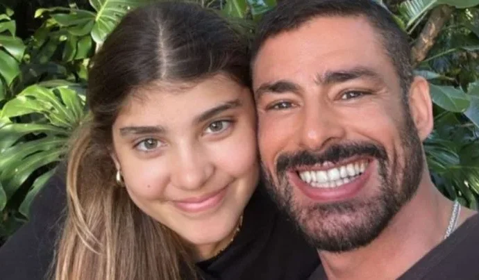 Cauã Reymond compartilha presentes recebidos da filha Sofia após viagem à Europa