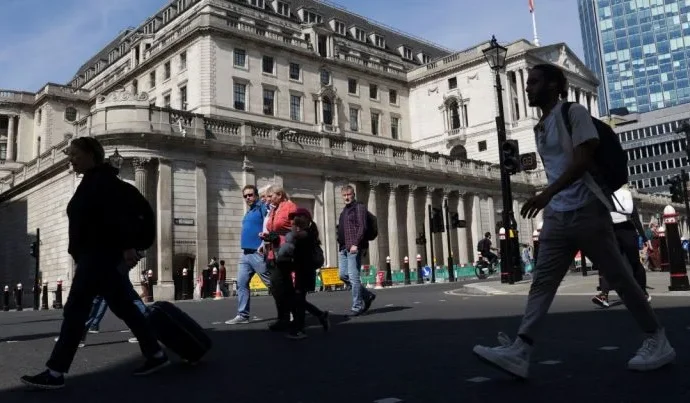 Banco da Inglaterra aponta aumento de riscos financeiros devido à alavancagem em IA