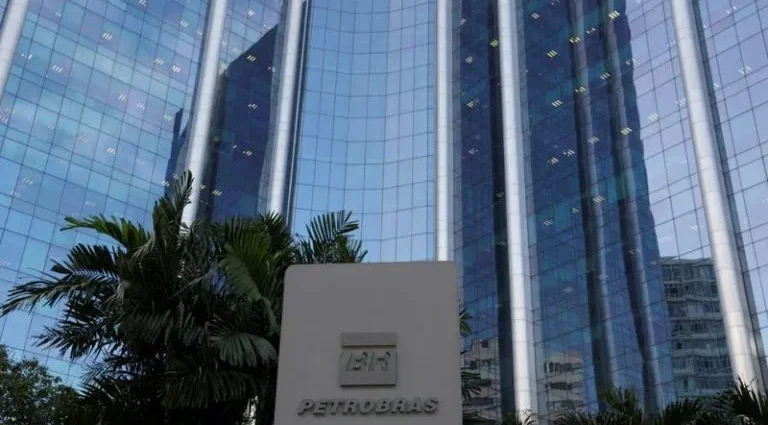 Petrobras e ANP firmam acordo para adequação de 335 poços a normas de segurança Petrobras e ANP firmam acordo para adequação de 335 poços a normas de segurança