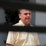 Bolsonaro desiste de arma e aguarda decisão do STF sobre prisão domiciliar