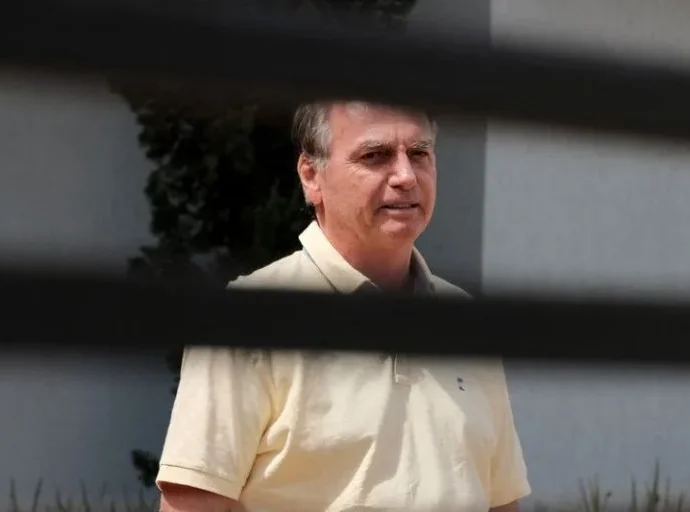 Bolsonaro desiste de arma e aguarda decisão do STF sobre prisão domiciliar