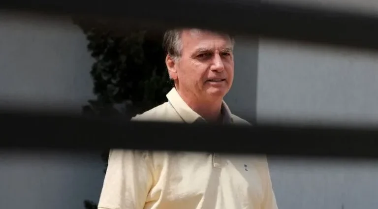Bolsonaro desiste de arma e aguarda decisão do STF sobre prisão domiciliar Bolsonaro desiste de arma e aguarda decisão do STF sobre prisão domiciliar