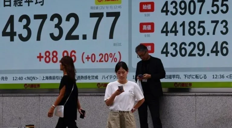 Mercados Asiáticos Encerram a Semana com Resultados Divergentes em Meio a Incertezas Geopolíticas