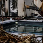 Sobreviventes de incêndios florestais na França enfrentam a destruição de suas casas