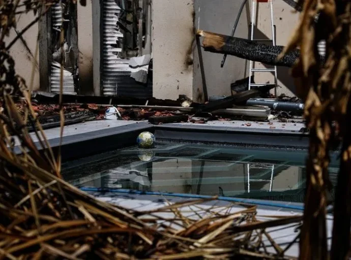 Sobreviventes de incêndios florestais na França enfrentam a destruição de suas casas