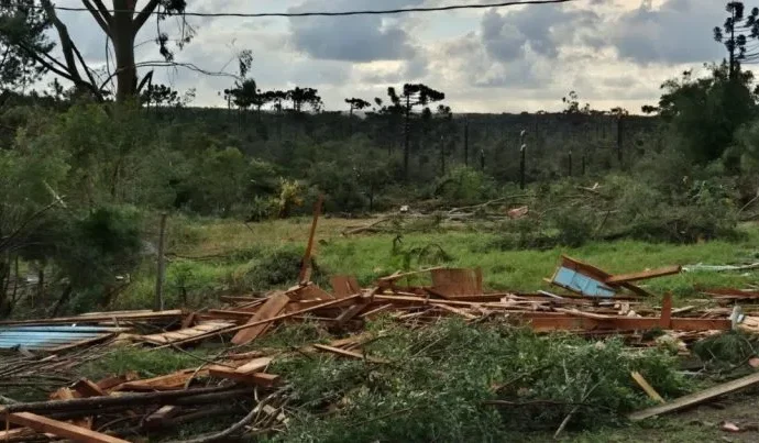 Tornado F2 causa danos em Reserva, Paraná, e prefeitura inicia apoio às vítimas