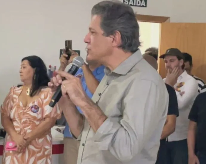 Haddad critica déficit orçamentário de SP durante campanha em Andradina Haddad critica déficit orçamentário de SP durante campanha em Andradina