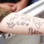 Fã celebra cura do câncer com tatuagens do Maroon 5 e show em São José do Rio Preto