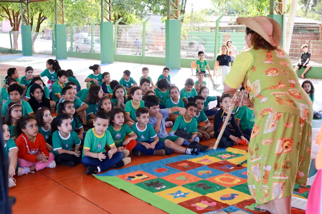 Contação de histórias encanta crianças de Escola Municipal em Bonito durante o Festival