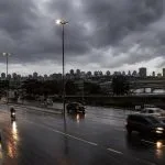 Quarta-feira com chuva e ventos fortes em SP