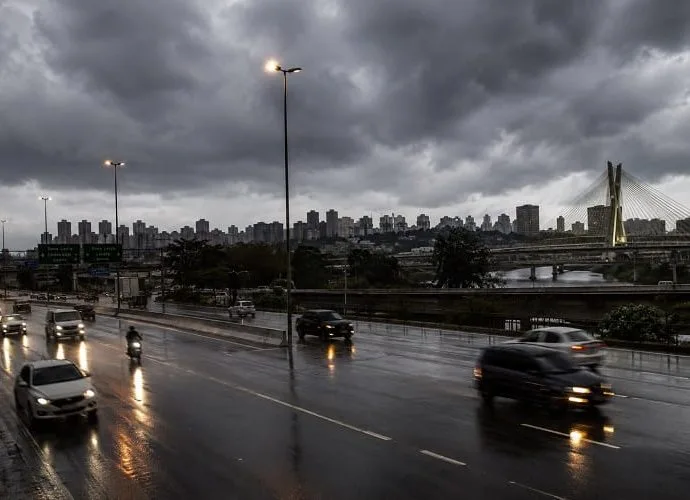 Quarta-feira com chuva e ventos fortes em SP