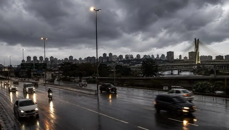 Quarta-feira com chuva e ventos fortes em SP Quarta-feira com chuva e ventos fortes em SP
