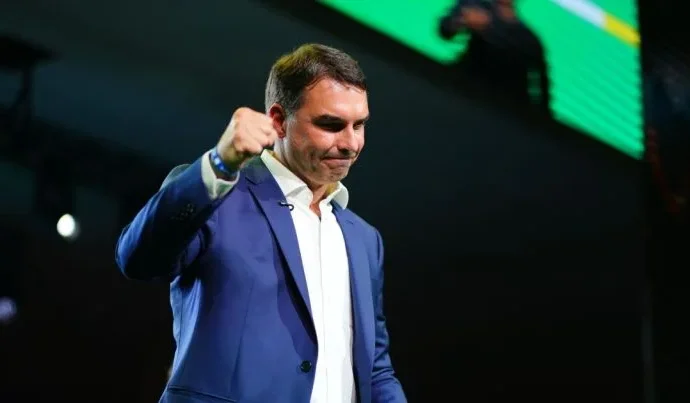 Flávio Bolsonaro propõe revogação de imposto de exportação sobre petróleo