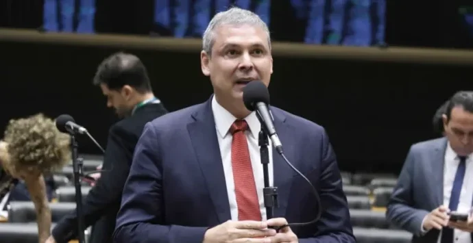 Lindbergh Farias Busca Diálogo Sobre Acusações Contra Vice de Flávio Bolsonaro