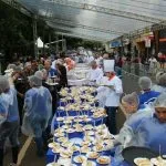 Bolo de 800 quilos some em 40 minutos durante aniversário de Campo Grande