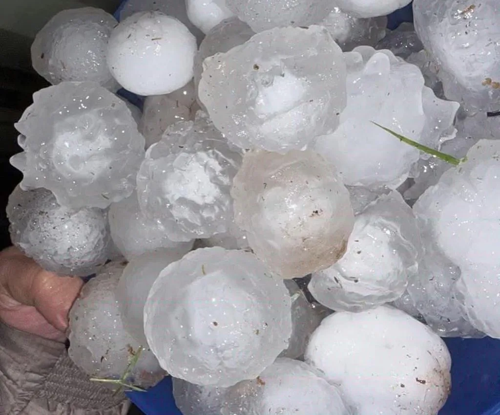 Granizo de grandes proporções causa estragos e assusta moradores no litoral de Santa Catarina