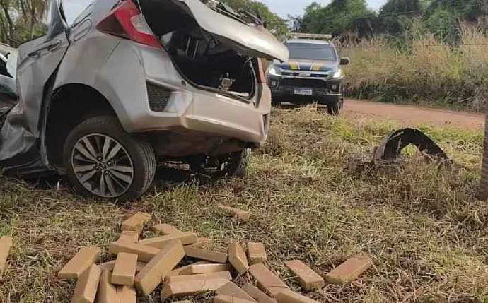 Operação policial resulta em apreensão de 445 kg de maconha e morte de fugitivo Operação policial resulta em apreensão de 445 kg de maconha e morte de fugitivo