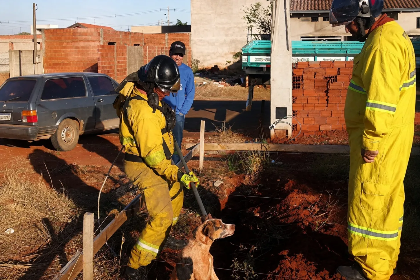 BRIGADA MUNICIPAL DE CASTILHO RESGATA CÃO QUE CAIU EM BURACO