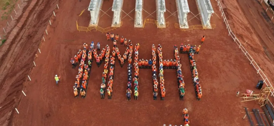 Trabalhadores celebram 1 milhão de horas sem acidentes em obra de celulose em MS Trabalhadores celebram 1 milhão de horas sem acidentes em obra de celulose em MS