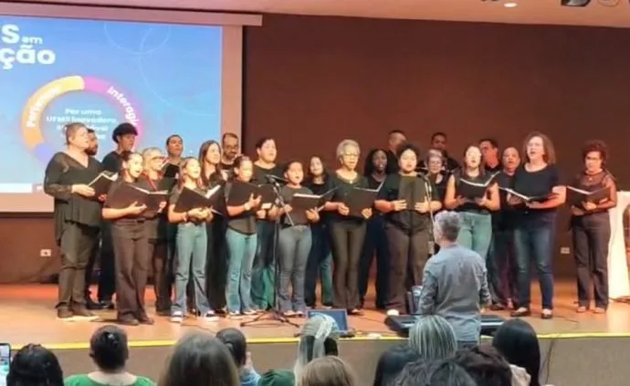 Grupo Vocal Artetude se apresenta na UFMS durante evento acadêmico