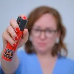 Lei libera spray de pimenta para mulheres no Brasil; veja quem pode comprar e quais são as regras